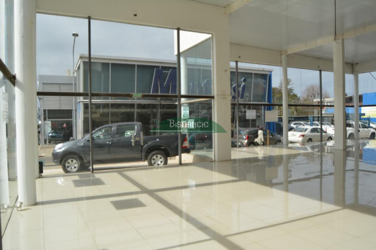 Local Comercial ID.2652 - Amplio local 350 m2 vidriado, sobre calle principa