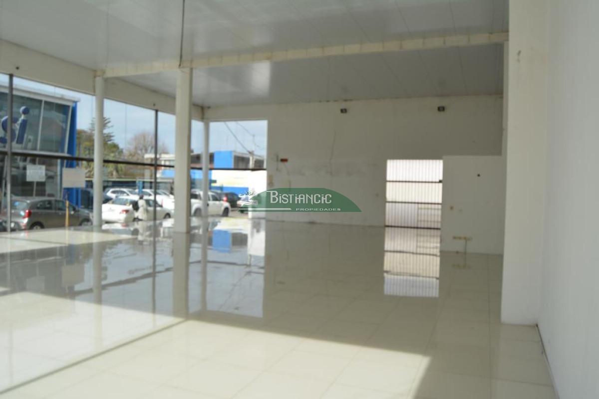 Local Comercial ID.2652 - Amplio local 350 m2 vidriado, sobre calle principa