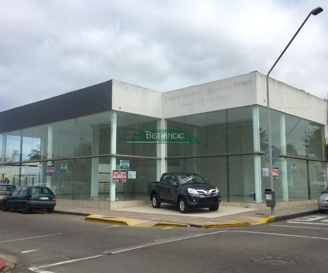 Local Comercial ID.2652 - Amplio local 350 m2 vidriado, sobre calle principa