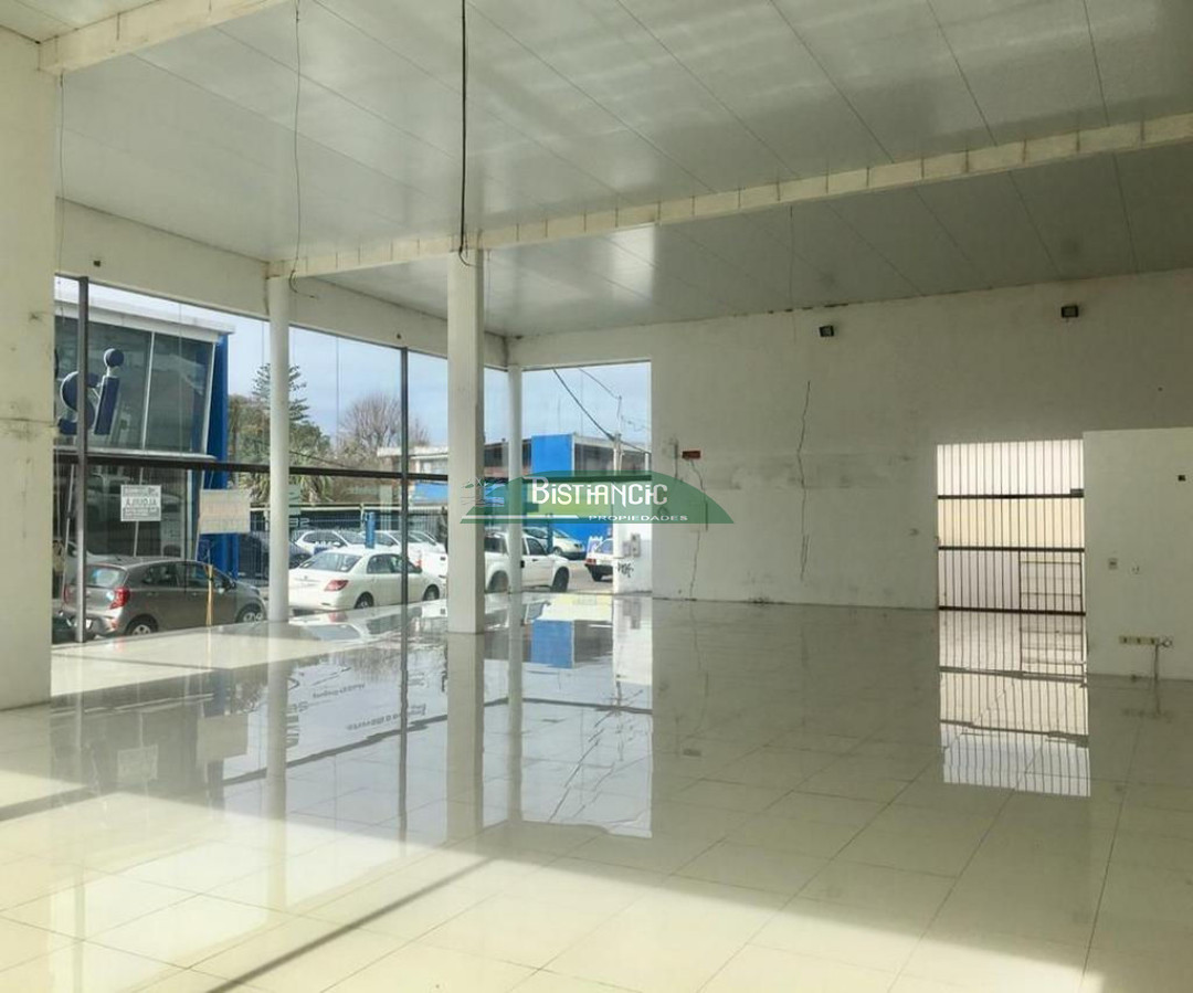 Local Comercial ID.2652 - Amplio local 350 m2 vidriado, sobre calle principa