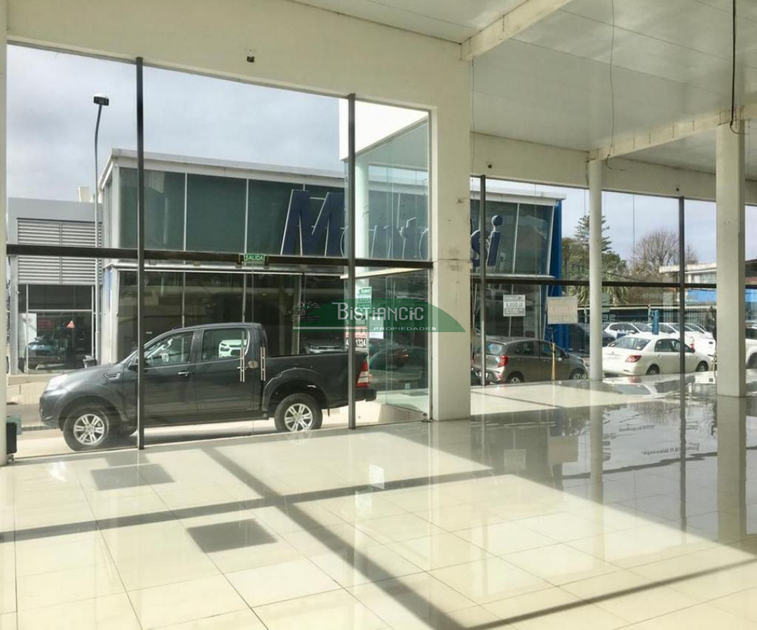 Local Comercial ID.2652 - Amplio local 350 m2 vidriado, sobre calle principa