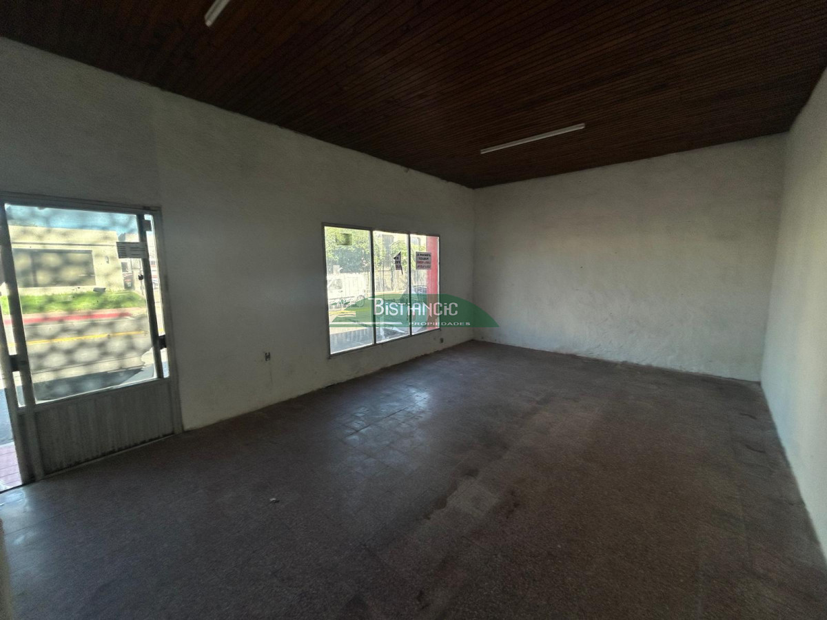 Local Comercial ID.1981 - Local comercial frente a UTE, prox a 5 esquinas. 1 ambiente al frente con baño. 30m2 