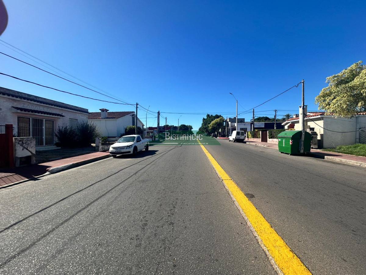Local Comercial ID.1981 - Local comercial frente a UTE, prox a 5 esquinas. 1 ambiente al frente con baño. 30m2 