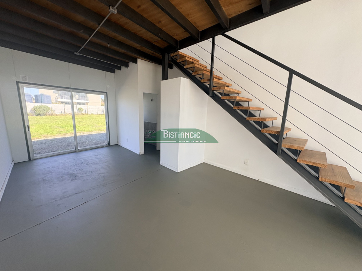 Local Comercial ID.2688 - Local sobre Avenida Lussich y Firenze, con entrepiso, 1 baño. Sobre avenida transitada 