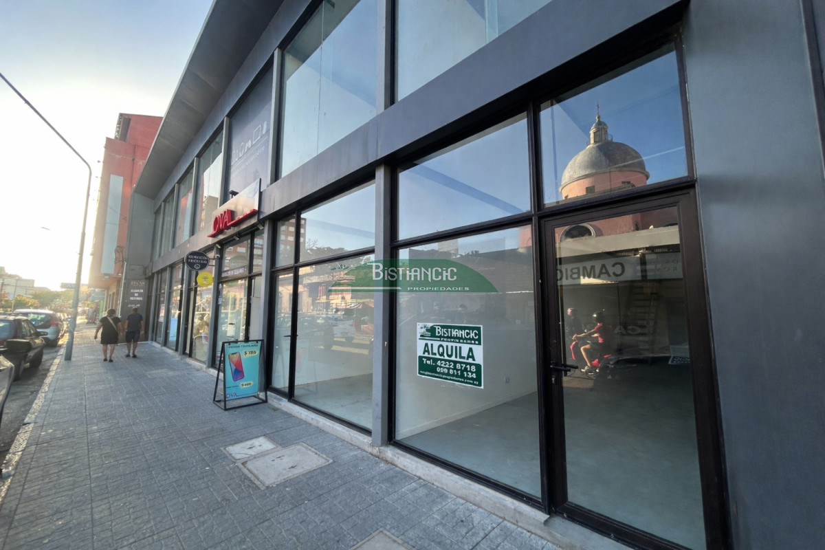 Local Comercial ID.2981 - Local a pasos de la plaza de Maldonado, 40m2 de local con entrepiso y un baño