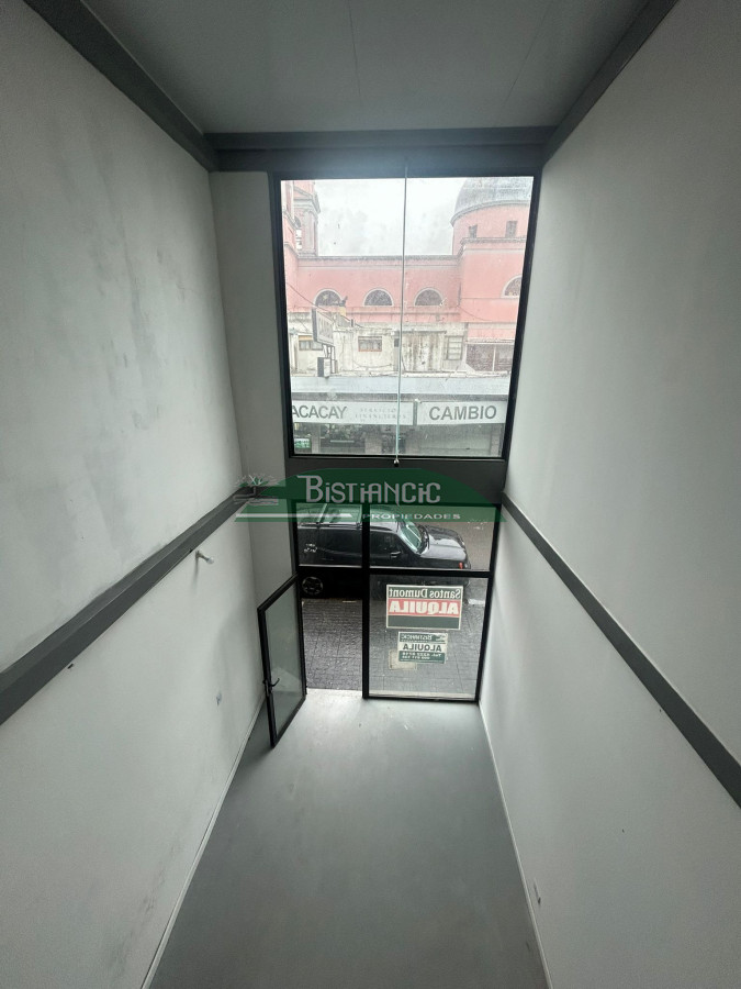 Local Comercial ID.2981 - Local a pasos de la plaza de Maldonado, 40m2 de local con entrepiso y un baño