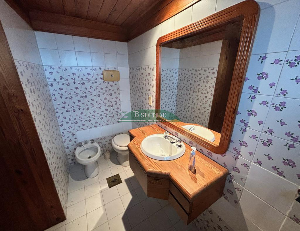 Local Comercial ID.2848 - Galpón de 500 m2 con oficina y lugar para vehículos , cerca del centro de Maldonado. Alquiler US$ 2300., Venta US$ 310.000. Consulte