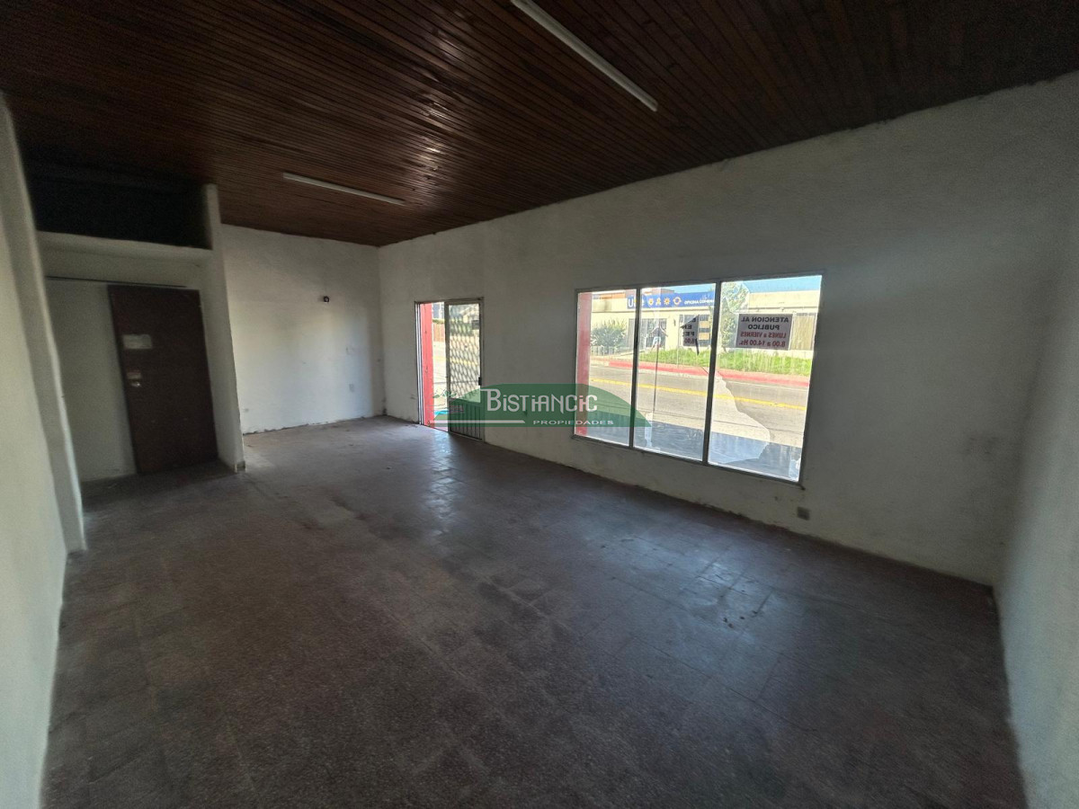Local Comercial ID.1981 - Local comercial frente a UTE, prox a 5 esquinas. 1 ambiente al frente con baño. 30m2 