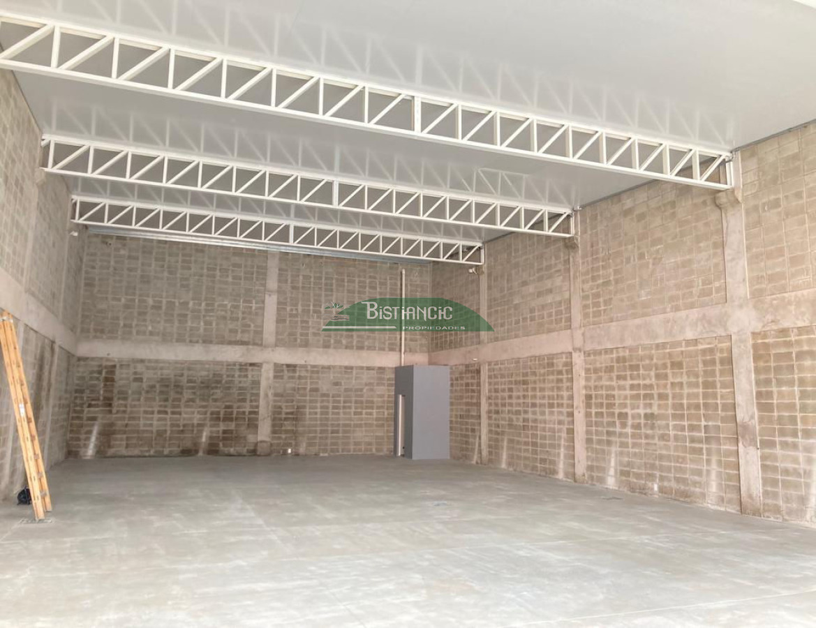 Local Comercial ID.2776 - Local de 300 m2 + entrepiso 50, en centro de Maldonado calle 18 de Julio, doble altura, diseño moderno. Alquiler US$ 2800