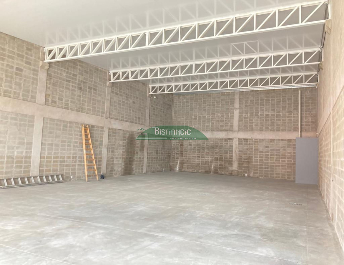 Local Comercial ID.2776 - Local de 300 m2 + entrepiso 50, en centro de Maldonado calle 18 de Julio, doble altura, diseño moderno. Alquiler US$ 2800