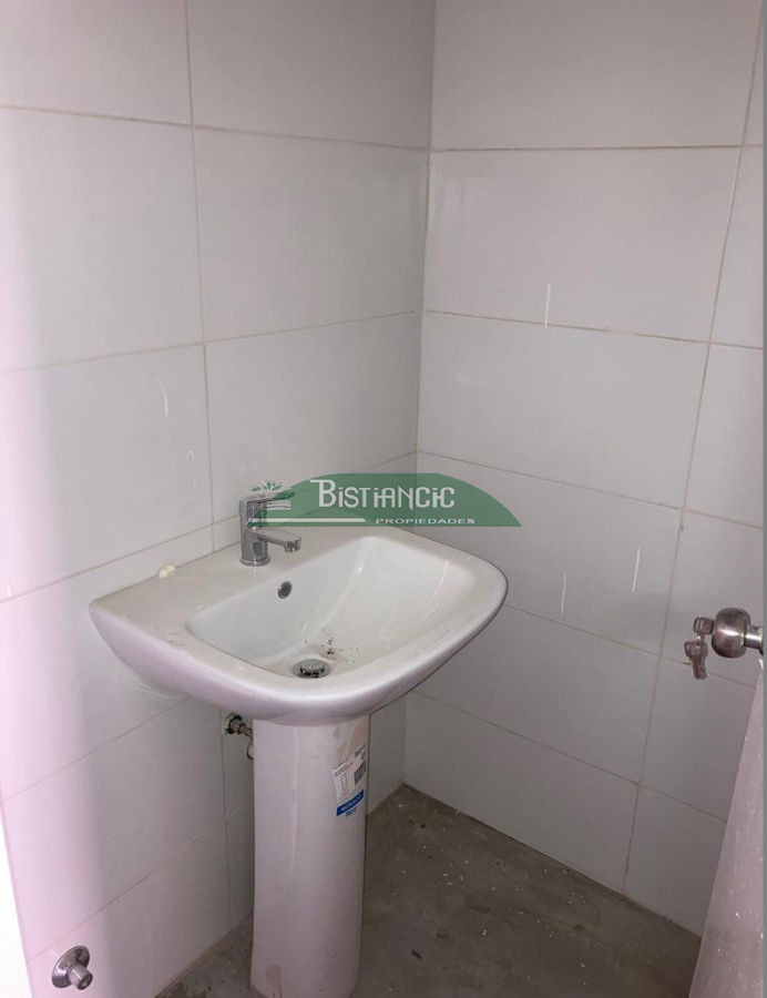 Local Comercial ID.2776 - Local de 300 m2 + entrepiso 50, en centro de Maldonado calle 18 de Julio, doble altura, diseño moderno. Alquiler US$ 2800