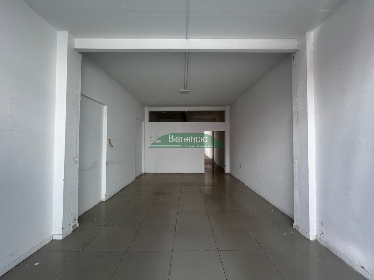 Local Comercial ID.1875 - Local casi peatonal Sarandí por Ituzaingó