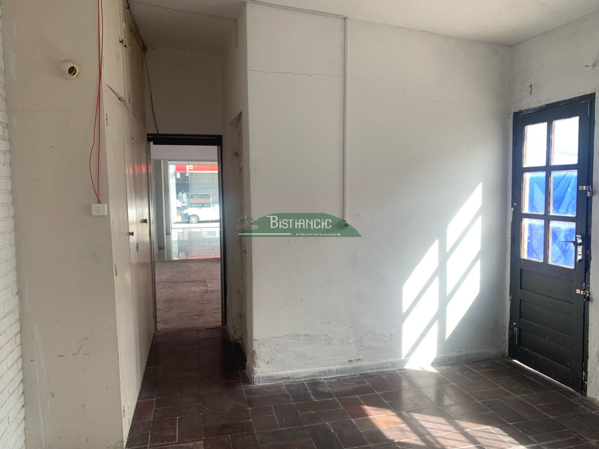Local Comercial ID.1875 - Local casi peatonal Sarandí por Ituzaingó