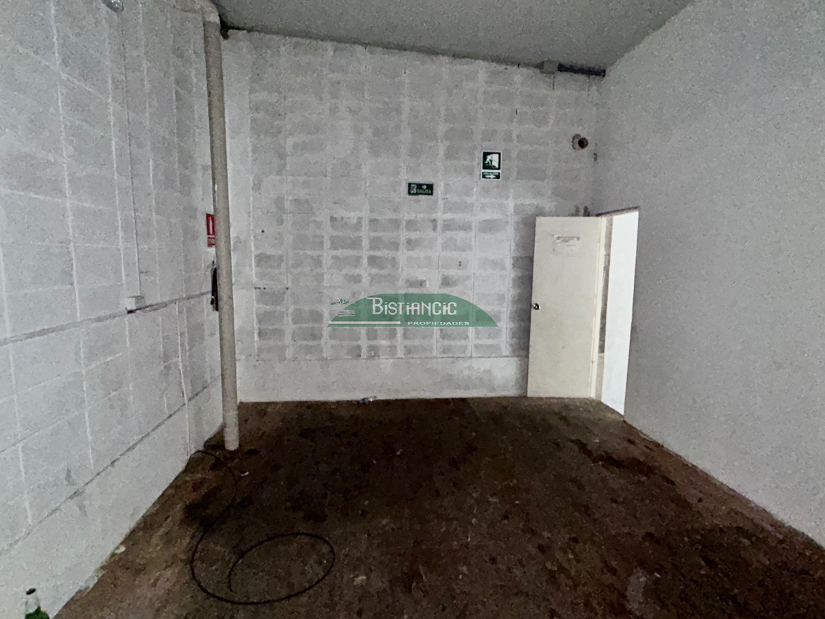 Local Comercial ID.2776 - Local de 300 m2 + entrepiso 50, en centro de Maldonado calle 18 de Julio, doble altura, diseño moderno. Alquiler US$ 2800