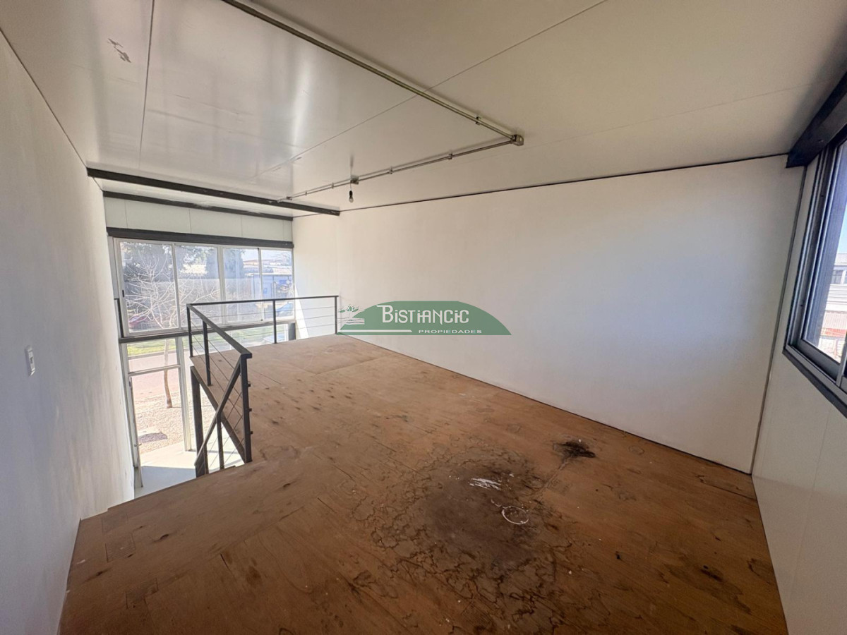 Local Comercial ID.2688 - Local sobre Avenida Lussich y Firenze, con entrepiso, 1 baño. Sobre avenida transitada 