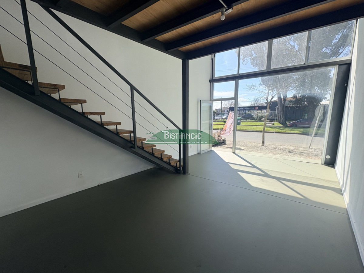 Local Comercial ID.2688 - Local sobre Avenida Lussich y Firenze, con entrepiso, 1 baño. Sobre avenida transitada 