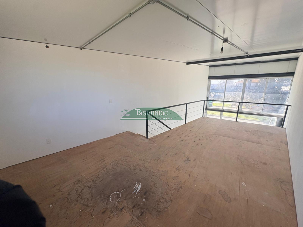 Local Comercial ID.2688 - Local sobre Avenida Lussich y Firenze, con entrepiso, 1 baño. Sobre avenida transitada 