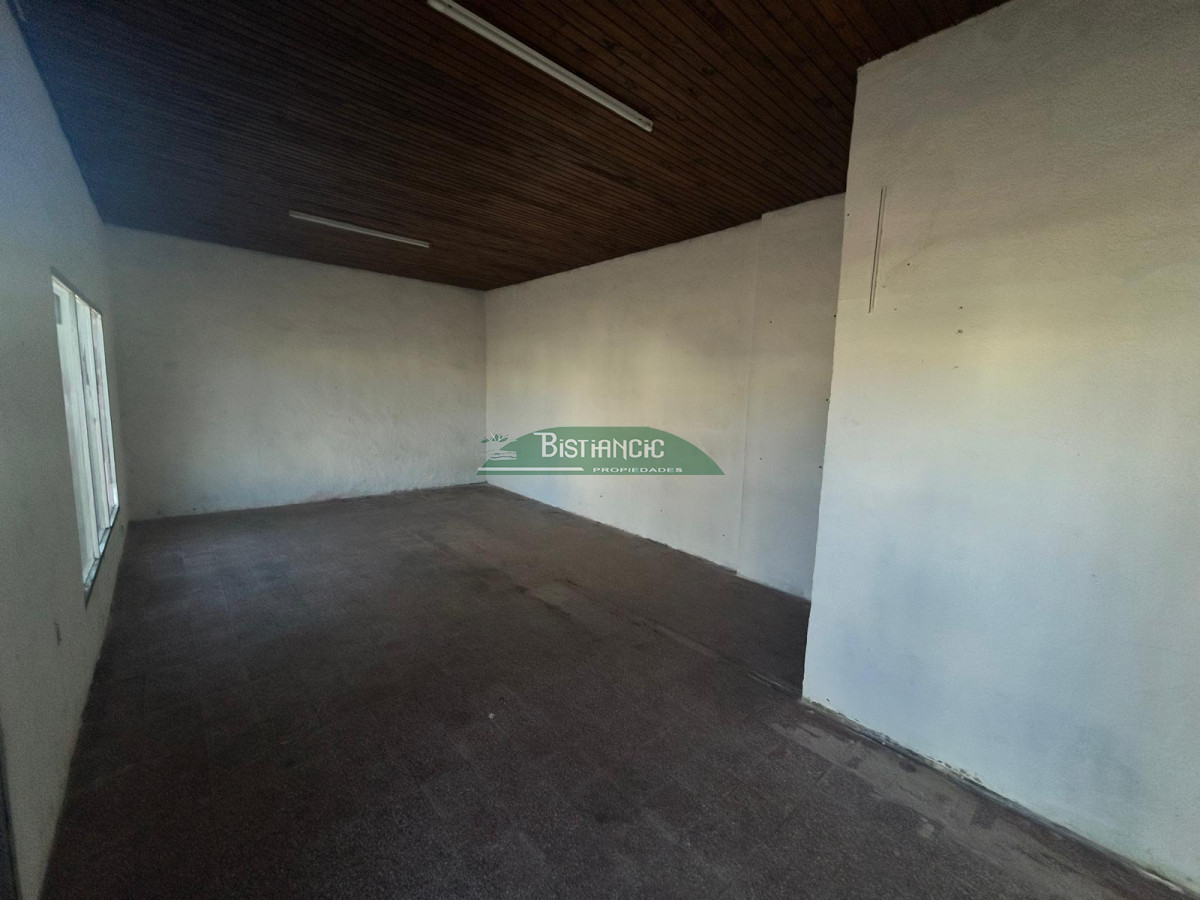 Local Comercial ID.1981 - Local comercial frente a UTE, prox a 5 esquinas. 1 ambiente al frente con baño. 30m2 