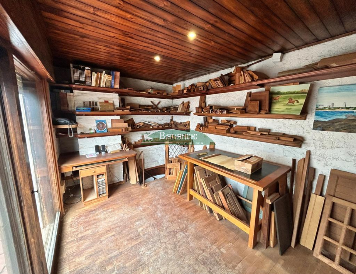 Local Comercial ID.2848 - Galpón de 500 m2 con oficina y lugar para vehículos , cerca del centro de Maldonado. Alquiler US$ 2300., Venta US$ 310.000. Consulte