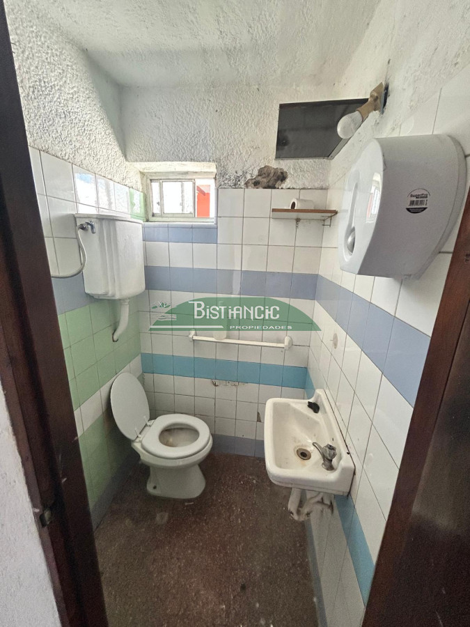 Local Comercial ID.1981 - Local comercial frente a UTE, prox a 5 esquinas. 1 ambiente al frente con baño. 30m2 