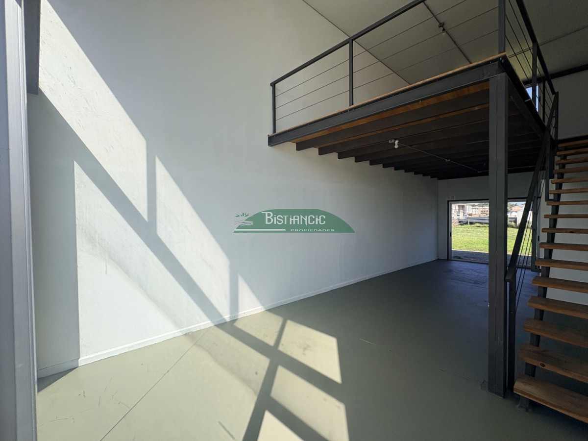 Local Comercial ID.2688 - Local sobre Avenida Lussich y Firenze, con entrepiso, 1 baño. Sobre avenida transitada 