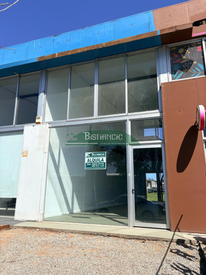 Local Comercial ID.2688 - Local sobre Avenida Lussich y Firenze, con entrepiso, 1 baño. Sobre avenida transitada 