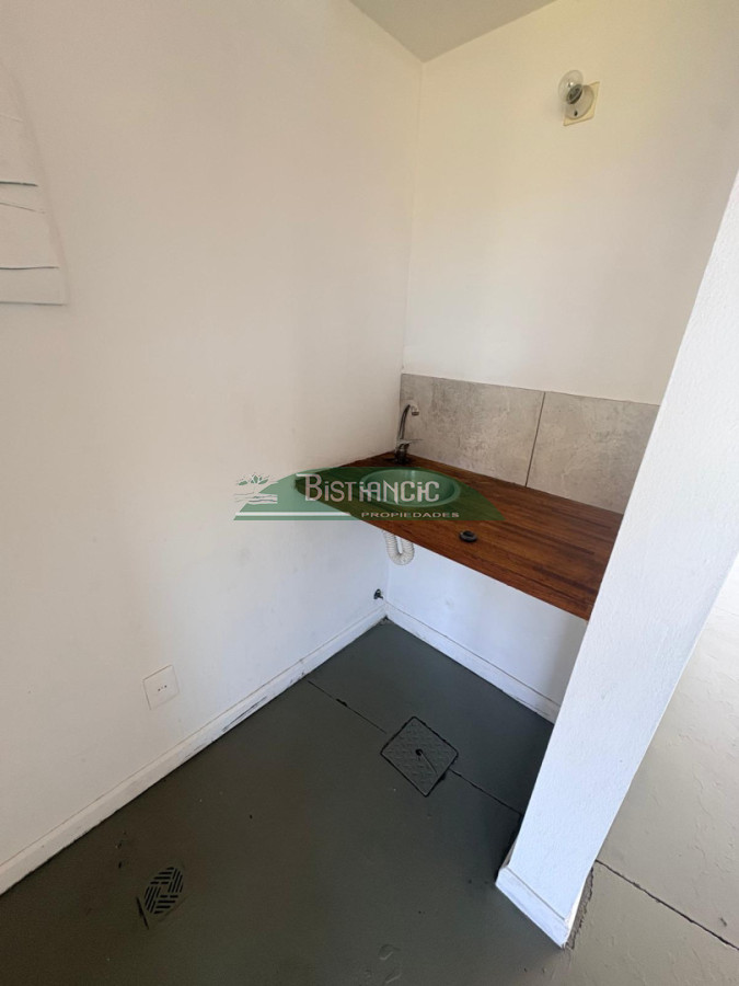 Local Comercial ID.2688 - Local sobre Avenida Lussich y Firenze, con entrepiso, 1 baño. Sobre avenida transitada 