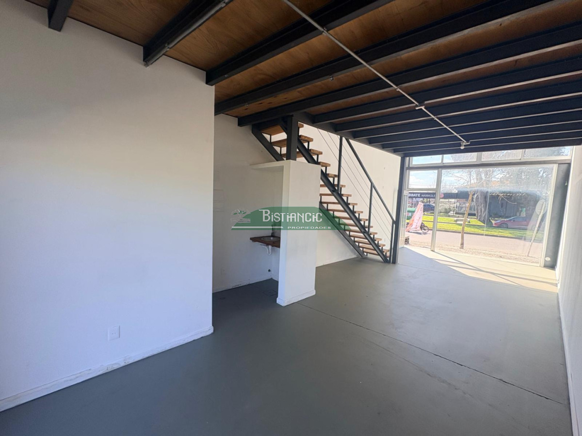 Local Comercial ID.2688 - Local sobre Avenida Lussich y Firenze, con entrepiso, 1 baño. Sobre avenida transitada 