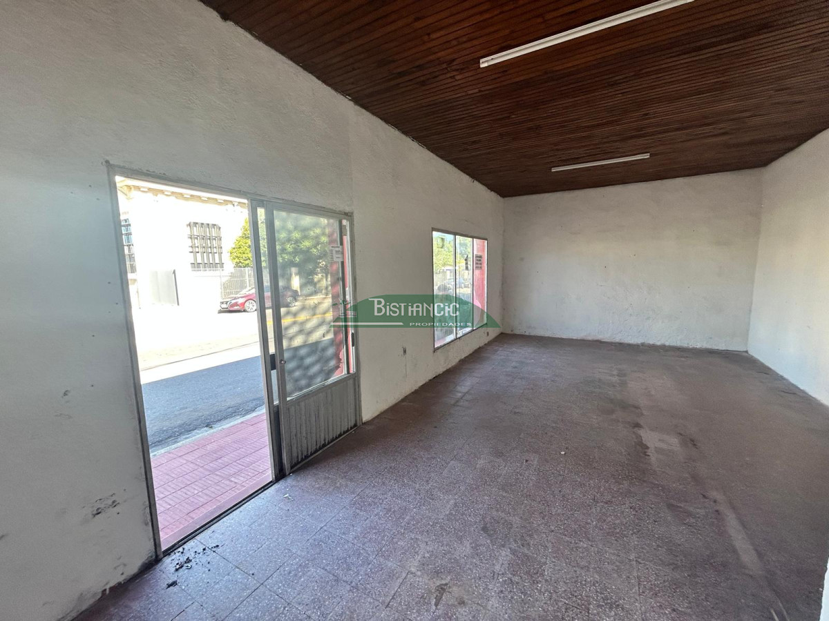 Local Comercial ID.1981 - Local comercial frente a UTE, prox a 5 esquinas. 1 ambiente al frente con baño. 30m2 