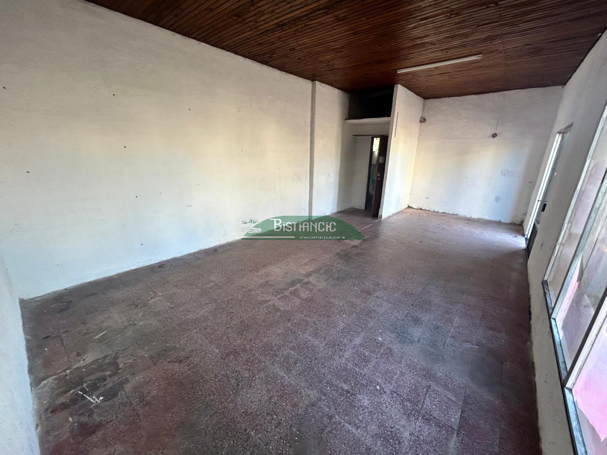 Local Comercial ID.1981 - Local comercial frente a UTE, prox a 5 esquinas. 1 ambiente al frente con baño. 30m2 