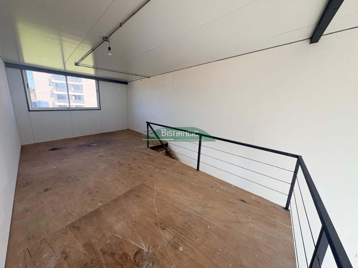 Local Comercial ID.2688 - Local sobre Avenida Lussich y Firenze, con entrepiso, 1 baño. Sobre avenida transitada 