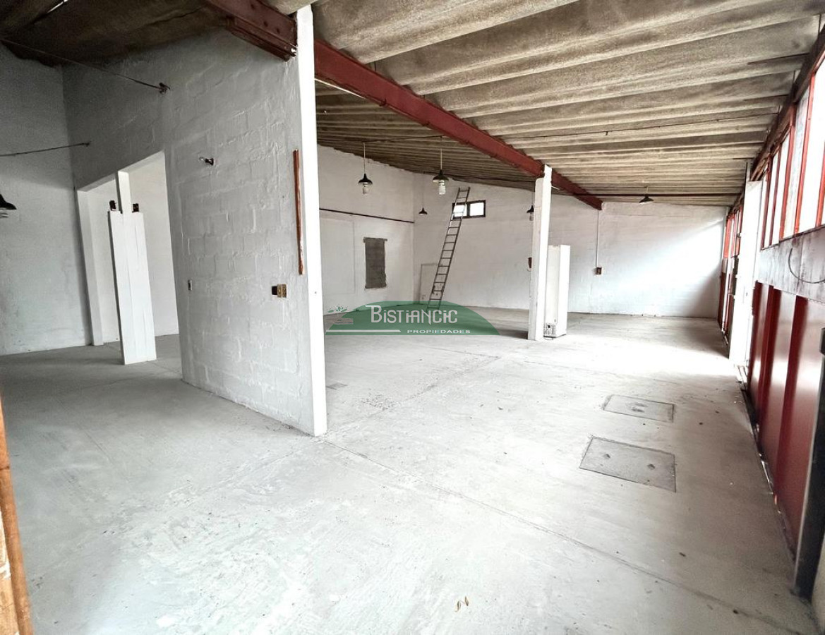 Local Comercial ID.2848 - Galpón de 500 m2 con oficina y lugar para vehículos , cerca del centro de Maldonado. Alquiler US$ 2300., Venta US$ 310.000. Consulte