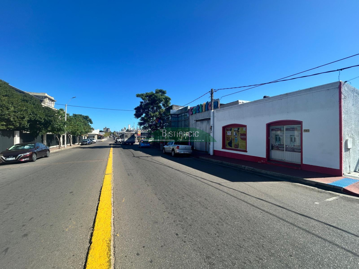 Local Comercial ID.1981 - Local comercial frente a UTE, prox a 5 esquinas. 1 ambiente al frente con baño. 30m2 