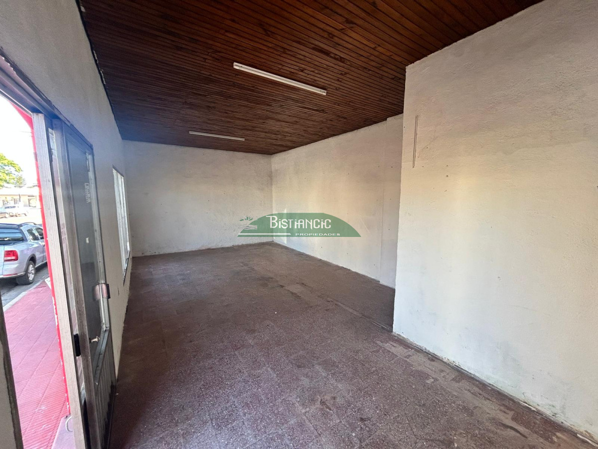 Local Comercial ID.1981 - Local comercial frente a UTE, prox a 5 esquinas. 1 ambiente al frente con baño. 30m2 