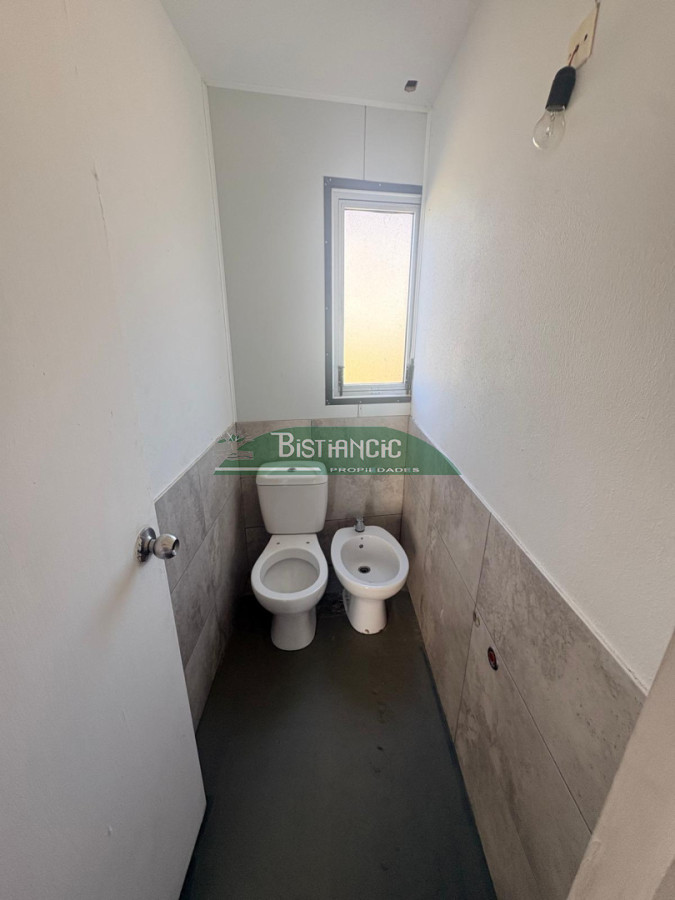 Local Comercial ID.2688 - Local sobre Avenida Lussich y Firenze, con entrepiso, 1 baño. Sobre avenida transitada 