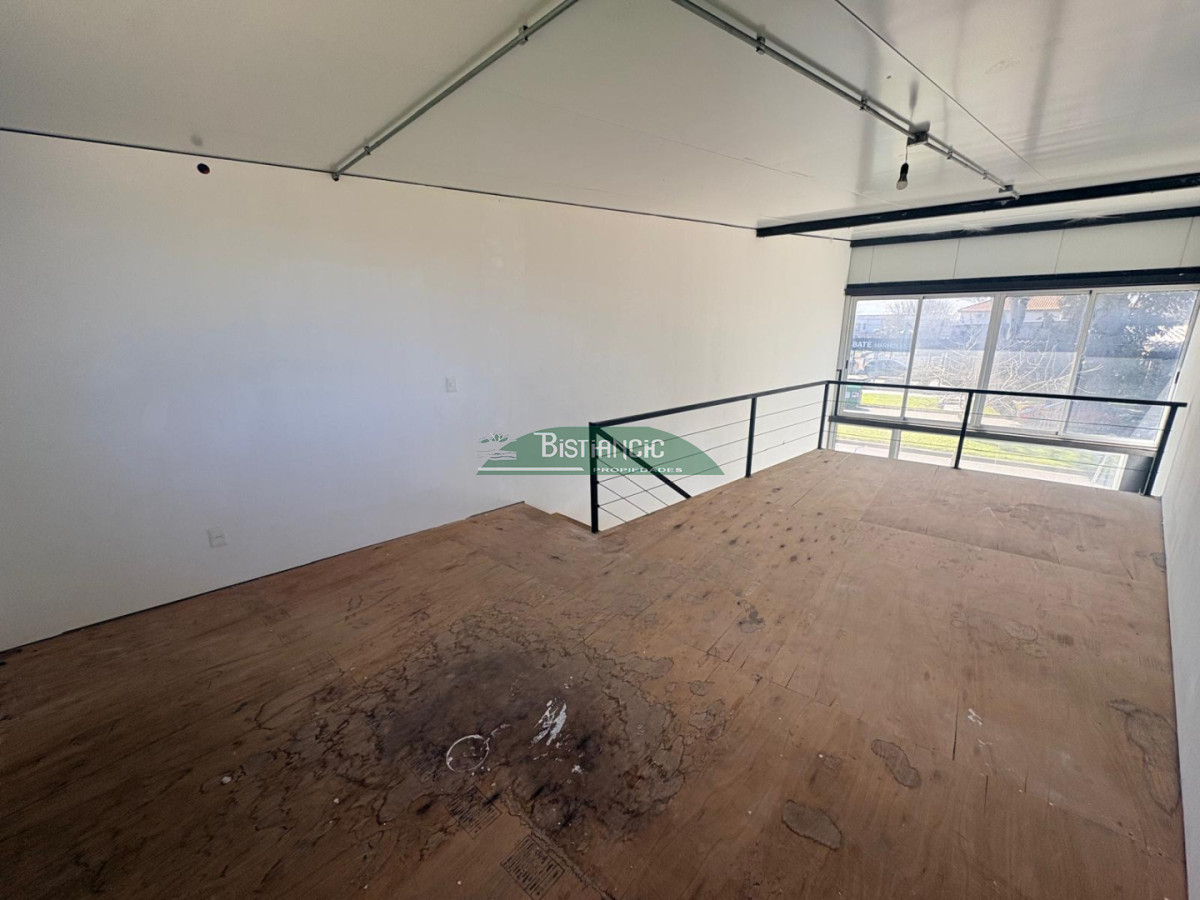 Local Comercial ID.2688 - Local sobre Avenida Lussich y Firenze, con entrepiso, 1 baño. Sobre avenida transitada 