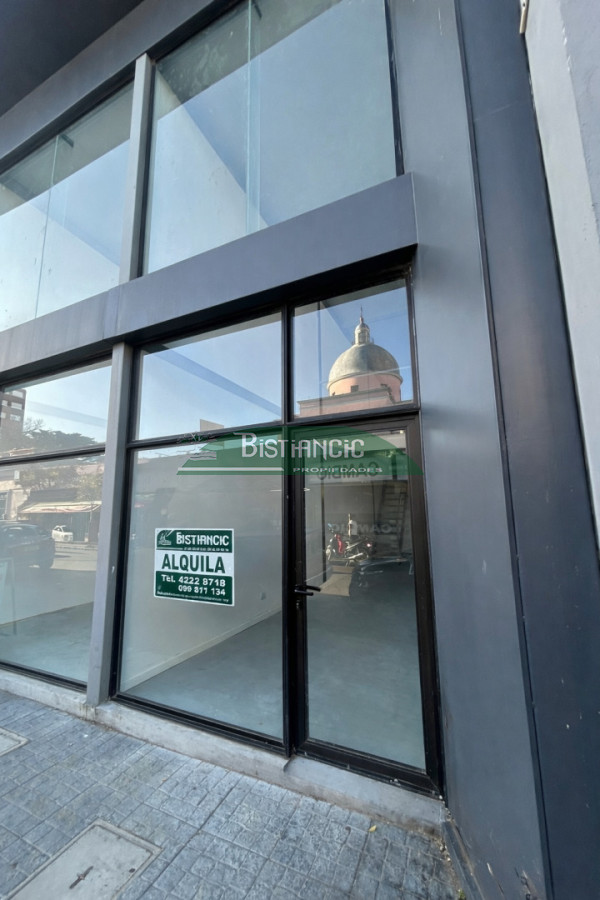 Local Comercial ID.2981 - Local a pasos de la plaza de Maldonado, 40m2 de local con entrepiso y un baño