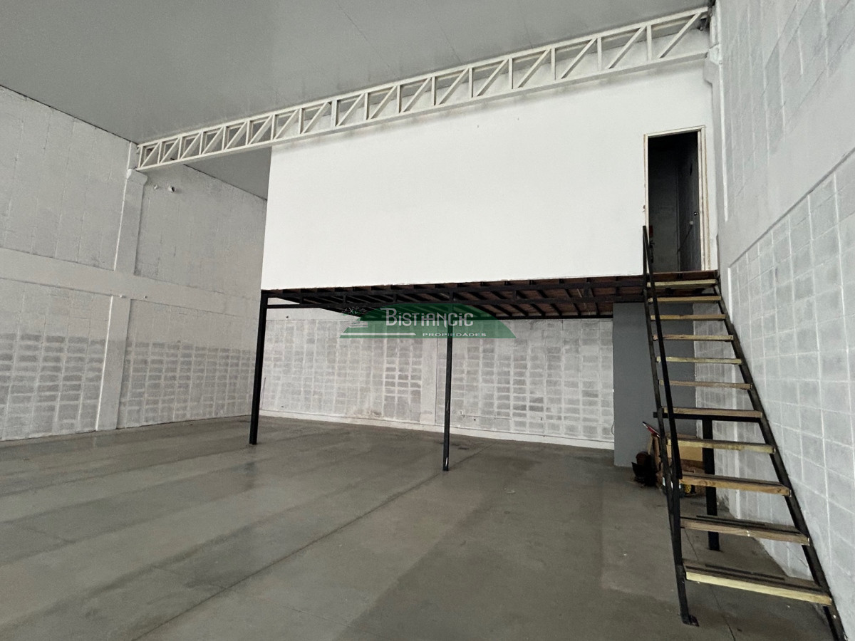 Local Comercial ID.2776 - Local de 300 m2 + entrepiso 50, en centro de Maldonado calle 18 de Julio, doble altura, diseño moderno. Alquiler US$ 2800