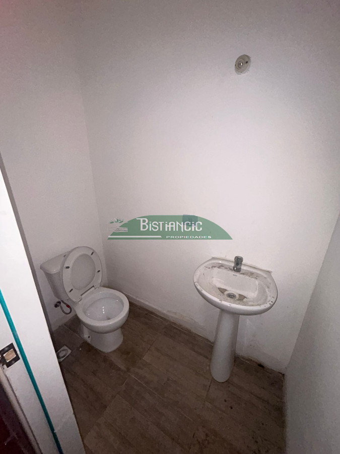 Local Comercial ID.2981 - Local a pasos de la plaza de Maldonado, 40m2 de local con entrepiso y un baño