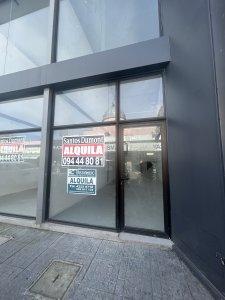 Local a pasos de la plaza de Maldonado, 40m2 de local con entrepiso y un baño