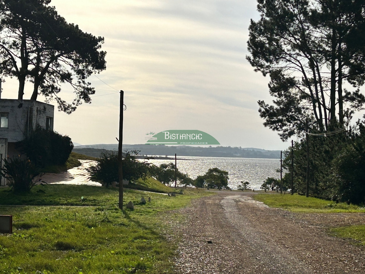Terreno a pasos de la Laguna, 1766 m2 con vista, en un lugar de bosque con lindo entorno. Venta US$ 140.000.