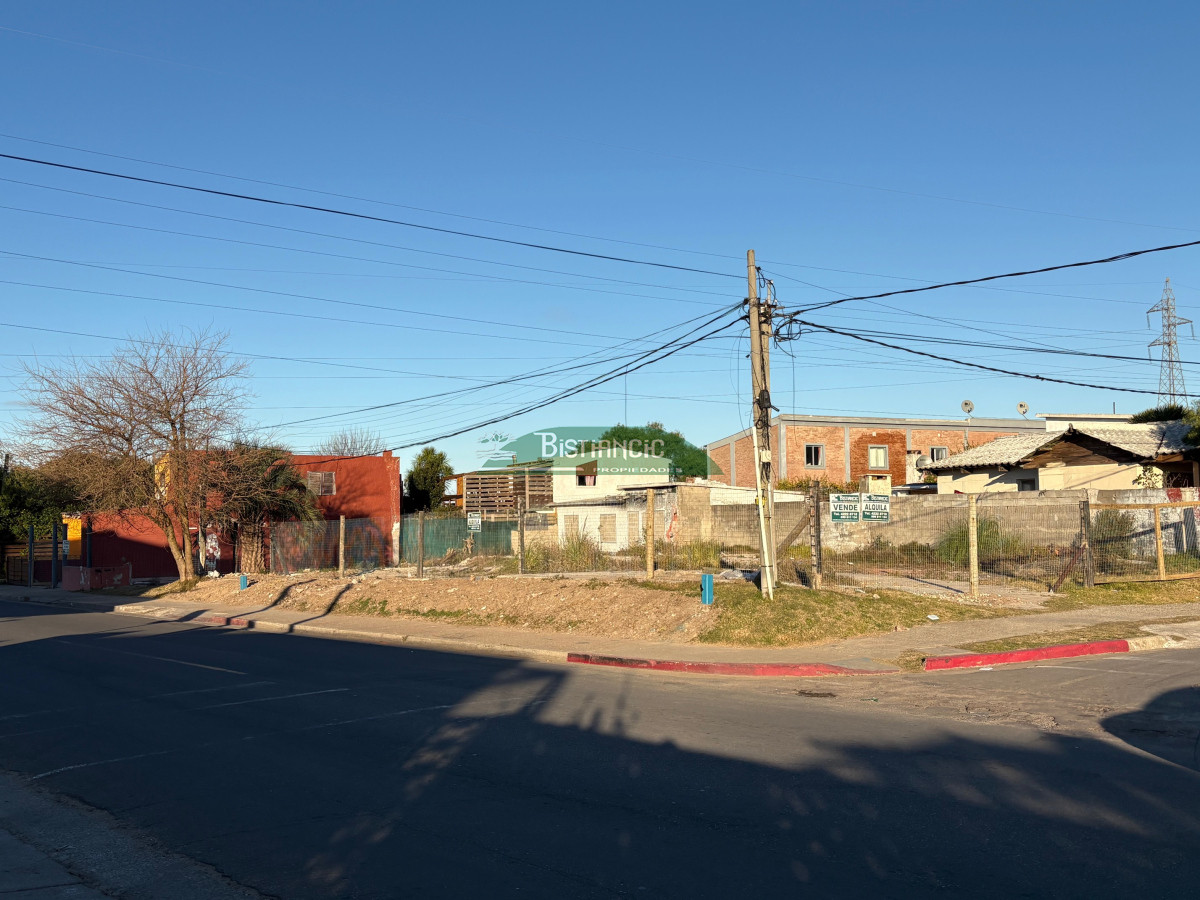 Terreno ID.2964 - Terreno de 710m2 en venta! totalmente cercado con porton, en gran esquina, zona de alto transito.