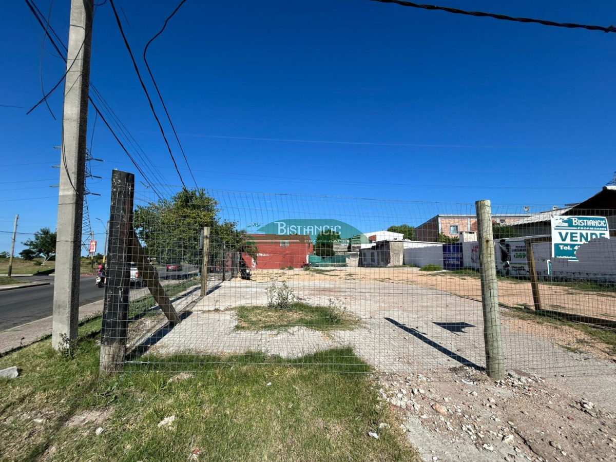 Terreno ID.2964 - Terreno de 710m2 en venta! totalmente cercado con porton, en gran esquina, zona de alto transito.