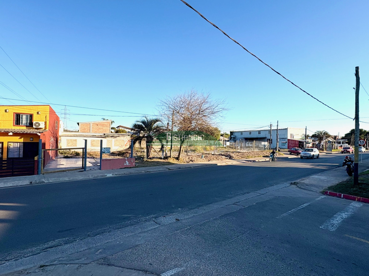 Terreno ID.2964 - Terreno de 710m2 en venta! totalmente cercado con porton, en gran esquina, zona de alto transito.