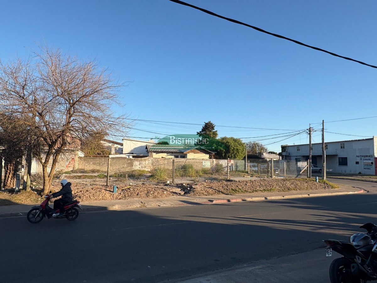 Terreno ID.2964 - Terreno de 710m2 en venta! totalmente cercado con porton, en gran esquina, zona de alto transito.