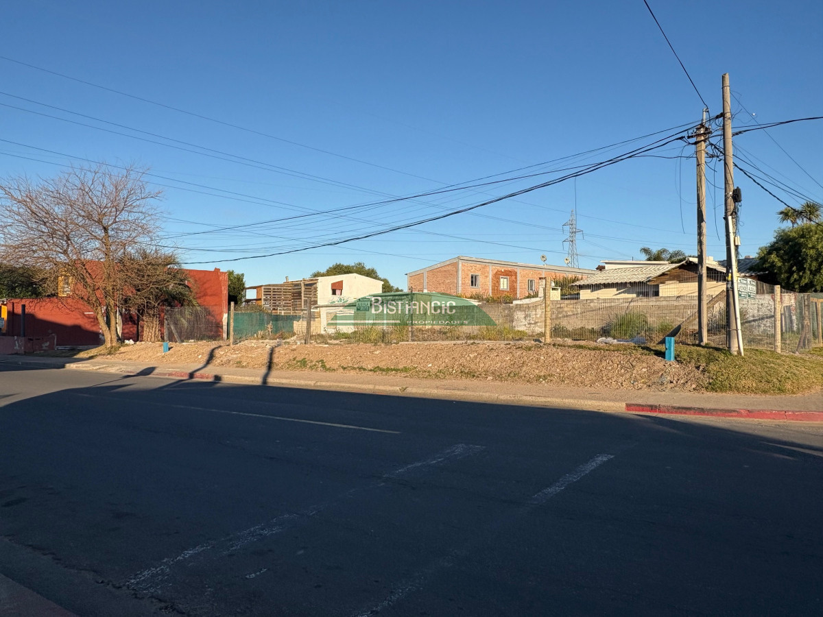 Terreno ID.2964 - Terreno de 710m2 en venta! totalmente cercado con porton, en gran esquina, zona de alto transito.