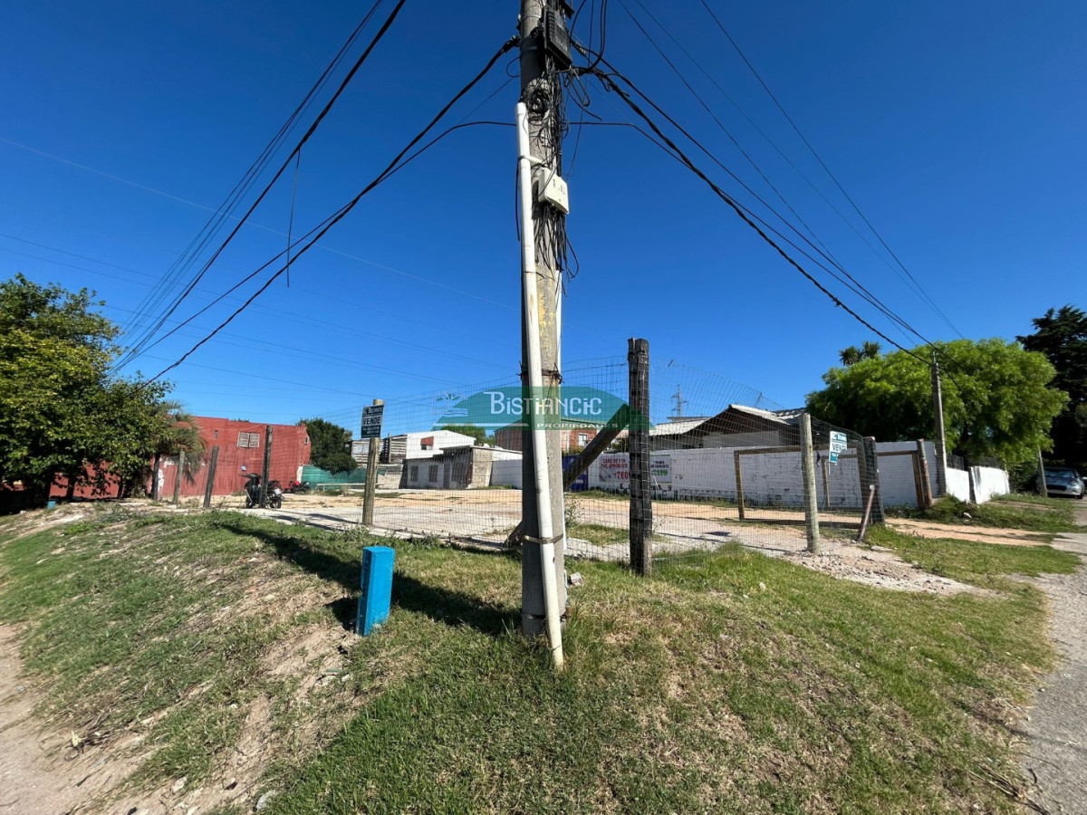 Terreno ID.2964 - Terreno de 710m2 en venta! totalmente cercado con porton, en gran esquina, zona de alto transito.