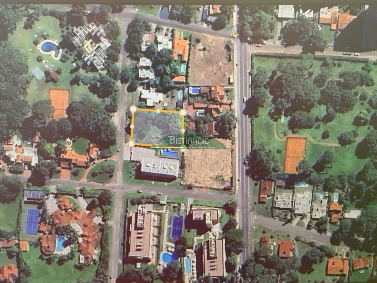 Terreno ID.3050 - Terreno de 1430 m2 en paradas Mansa, ideal edificio PB+2 PA. venta US$ 490.000.