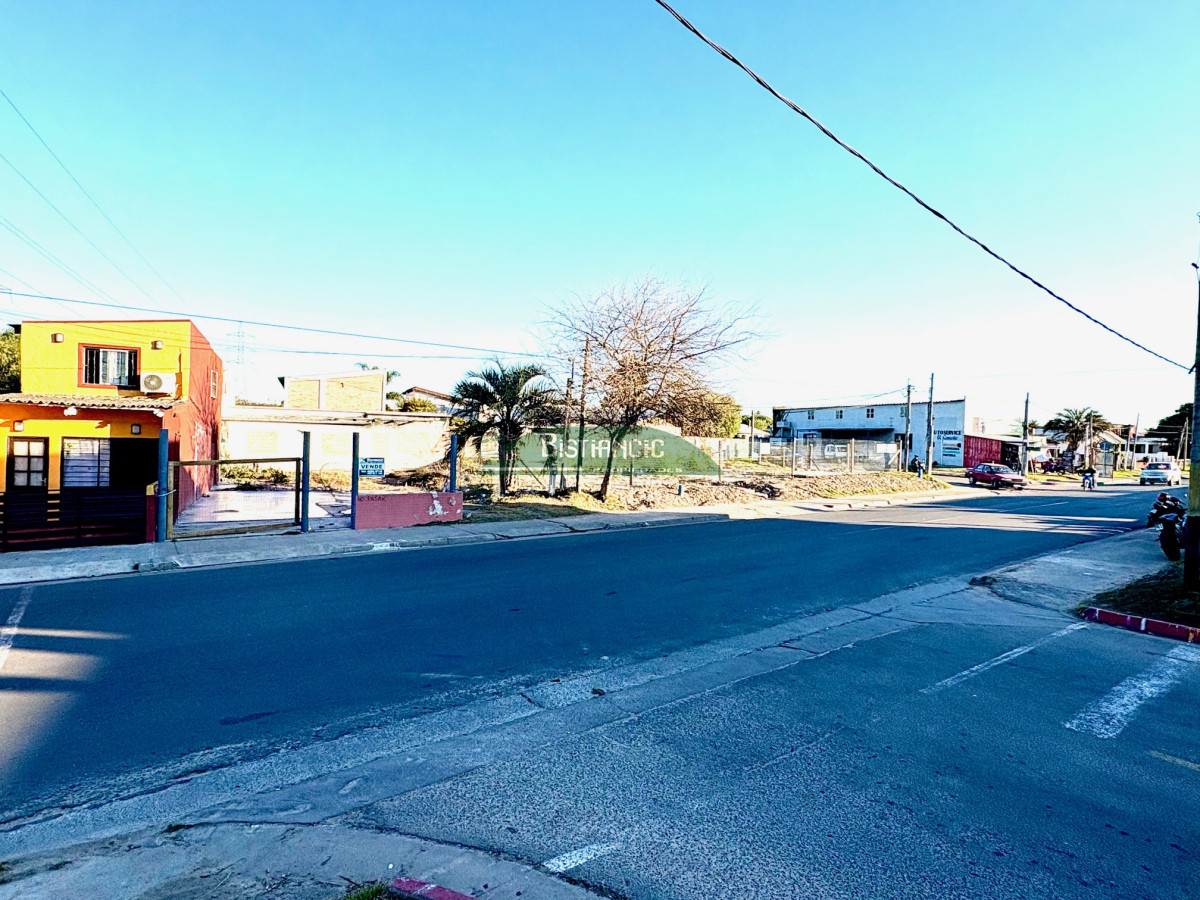 Terreno ID.2964 - Terreno de 710m2 en venta! totalmente cercado con porton, en gran esquina, zona de alto transito.