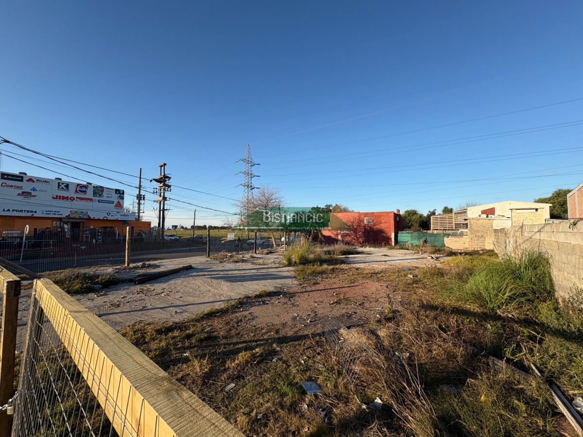 Terreno ID.2964 - Terreno de 710m2 en venta! totalmente cercado con porton, en gran esquina, zona de alto transito.